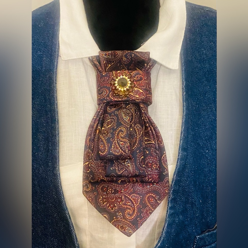 Paisley Cravat with Gold Accent